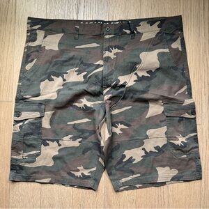 Men’s Green Camouflage Cargo Shorts with Many Pockets NWT - Size 48